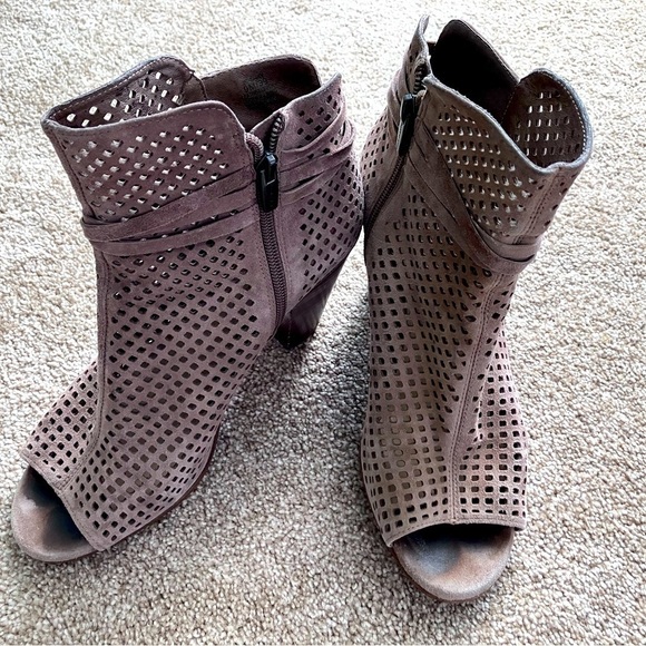 Vince Camuto Tan Mesh Leather Peep Toe Heeled Ankle Booties Size 9M - Picture 1 of 6